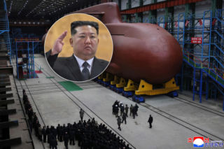 Kim Dzong Un chwali się atomowym okrętem podwodnym (w budowie)