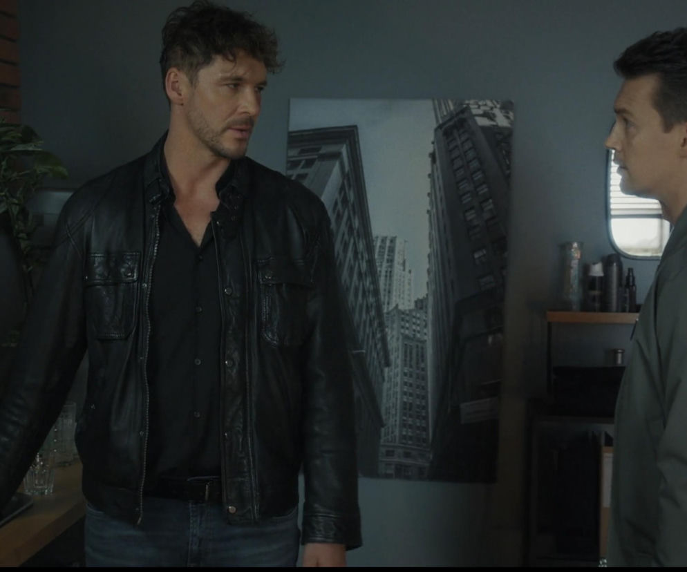 Jakub Kwiatkowski i Mikołaj Roznerski w scenie z serialu M jak miłość. Jakub, ubrany w czarną skórzaną kurtkę i koszulę, patrzy na Marcina, który odwrócony stoi obok niego. Obaj aktorzy odgrywają emocjonalną scenę, o której przeczytasz więcej na portalu Super Seriale.