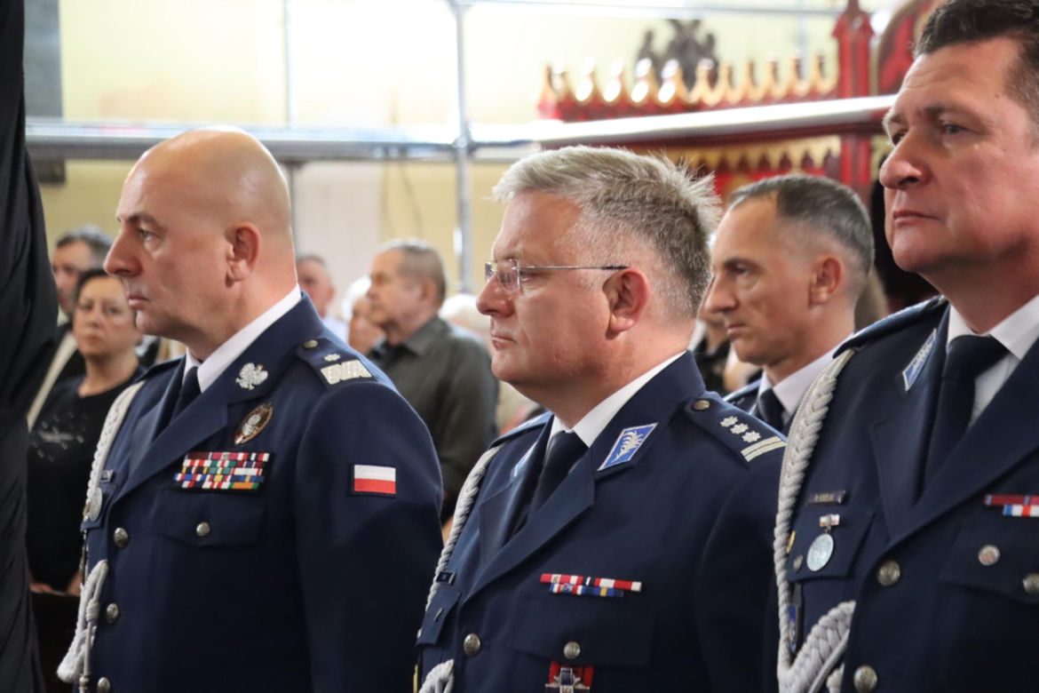 Pogrzeb policjanta, który zmarł po interwencji. Polska Policja pożegnała asp. sztab. Bogdana Orzeszka
