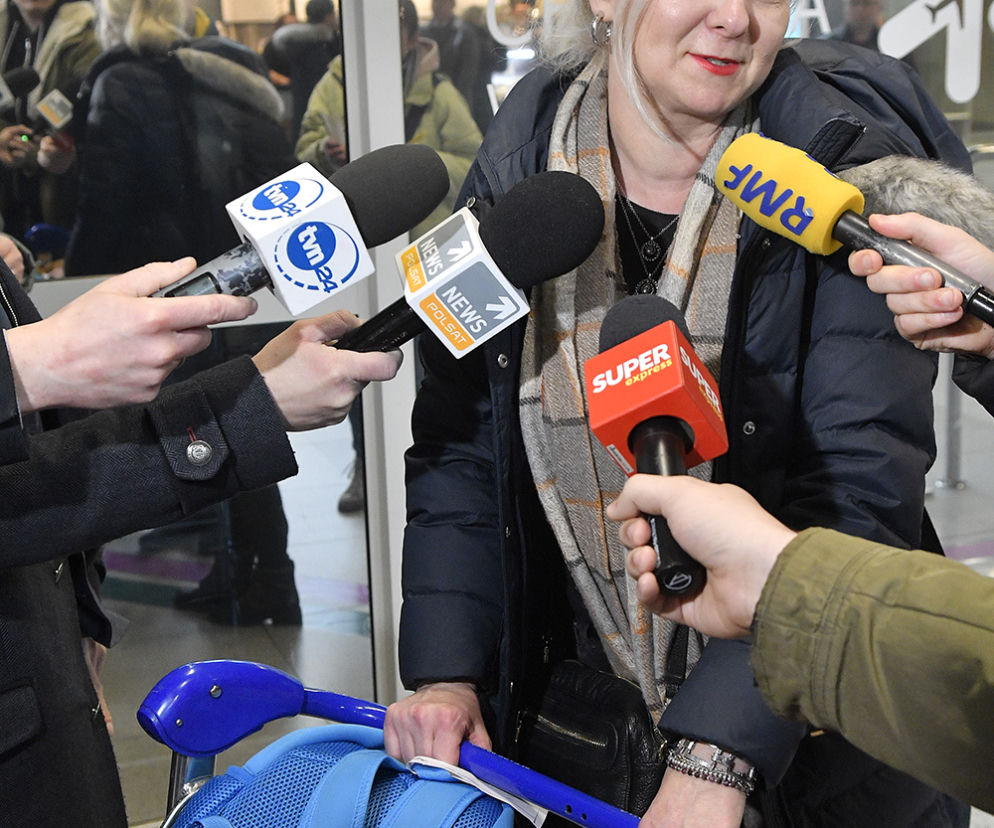 Turyści opowiadają o procedurach na lotnisku