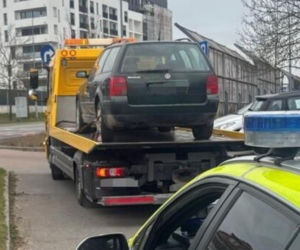 Sceny jak z filmu na komendzie w Słupsku. Sprawczyni kolizji drogowej natrudziła się, by uniknąć odpowiedzialności