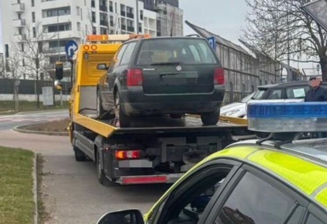 Sceny jak z filmu na komendzie w Słupsku. Sprawczyni kolizji drogowej natrudziła się, by uniknąć odpowiedzialności