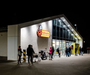 Wielkie kolejki do sklepów przed Wielkanocą