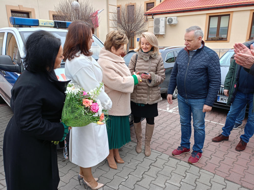 Karetki odebrali przedstawiciele OSP w Mariańskim Porzeczu i przedstawiciele Fundacji Eska Kowalscy