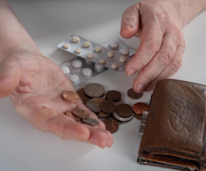 Rząd Tuska chce oszczędzać na lekach dla seniorów. Zmiany w refundacji