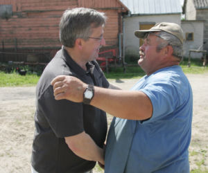 Bronisław Komorowski robił porządki na wiosce