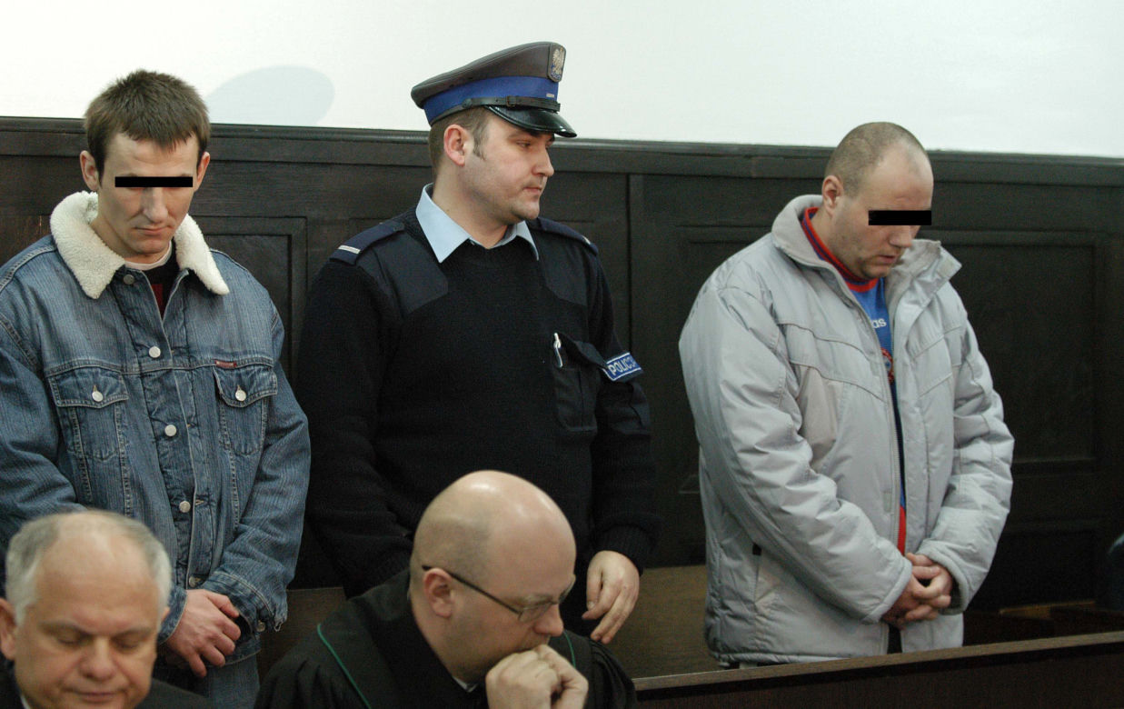 Bili i torturowali przez kilka godzin. Półprzytomną dziewczynę wyrzucili z pędzącego pociągu