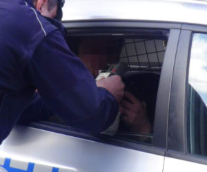 Kompletnie pijany rozbił dwa auta. Przyznał się, że wypił pół flaszki i wsiadł za kółko
