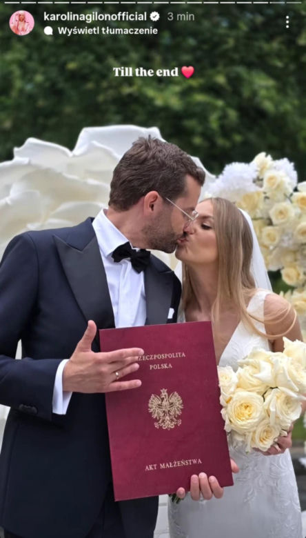 Karolina Gilon pokazała fotki ze ślubu. Są rodzice i brat. Cóż za przystojniak!