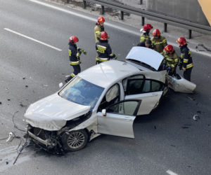 Gigantyczny korek na S8 w kierunku Poznania. BMW huknęło w barierki