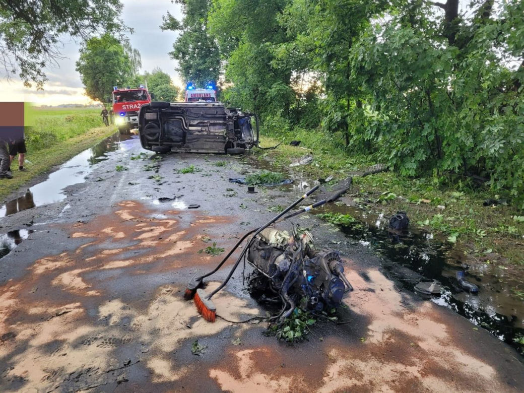 Potworny wypadek pod Wyszkowem. Rąbnął busem w drzewo. Z auta aż wypadł silnik!