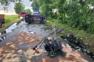 Potworny wypadek pod Wyszkowem. Rąbnął busem w drzewo. Z auta aż wypadł silnik!