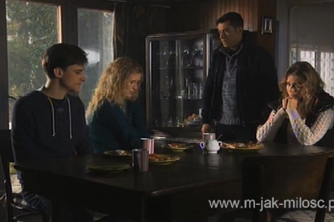 M jak miłość odc. 1118. Natalka (Marcjanna Lelek), Darek (Marcel Sabat), Marek (Kacper Kuszewski), Anna (Tamara Arciuch)