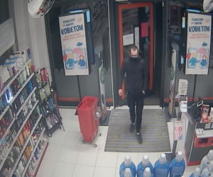 Okradli drogerię w Dobrzejewicach koło Torunia. Rozpoznajesz ich?