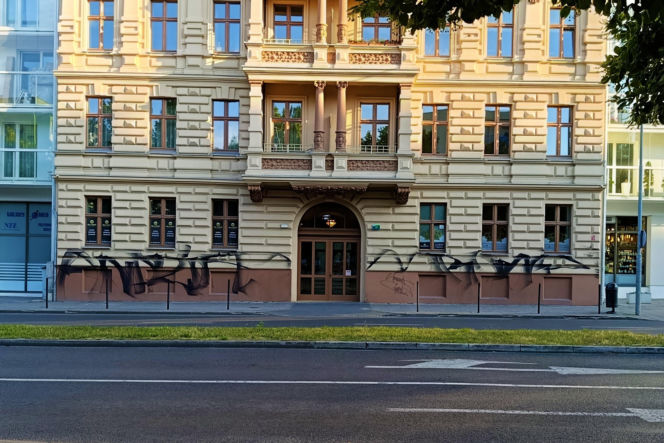 Oszpecona kamienica przy ul. Malczewskiego