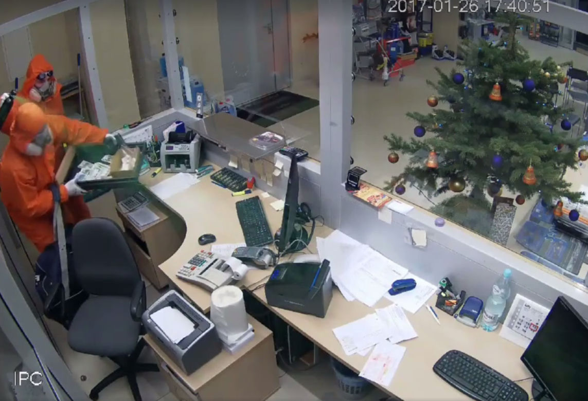 Zamaskowani bandyci napadli na hurtownię. Sceny jak z filmu akcji! [GALERIA, WIDEO]