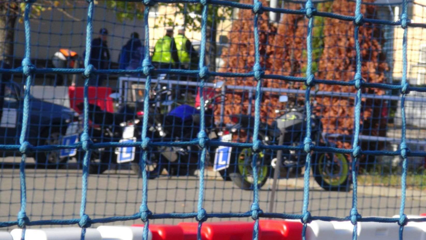 Wypadek motocyklisty podczas egzaminu na prawo jazdy. Służby interweniowały w WORD w Warszawie