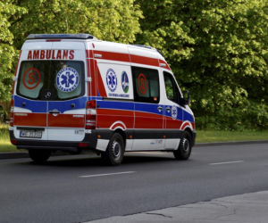 16-latka wjechała na rowerze na przejście dla pieszych i została potrącona przez 20-latka w BMW. Nastolatka w ciężkim stanie