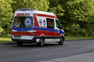16-latka wjechała na rowerze na przejście dla pieszych i została potrącona przez 20-latka w BMW. Nastolatka w ciężkim stanie