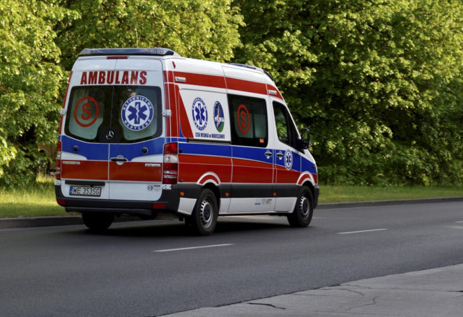16-latka wjechała na rowerze na przejście dla pieszych i została potrącona przez 20-latka w BMW. Nastolatka w ciężkim stanie