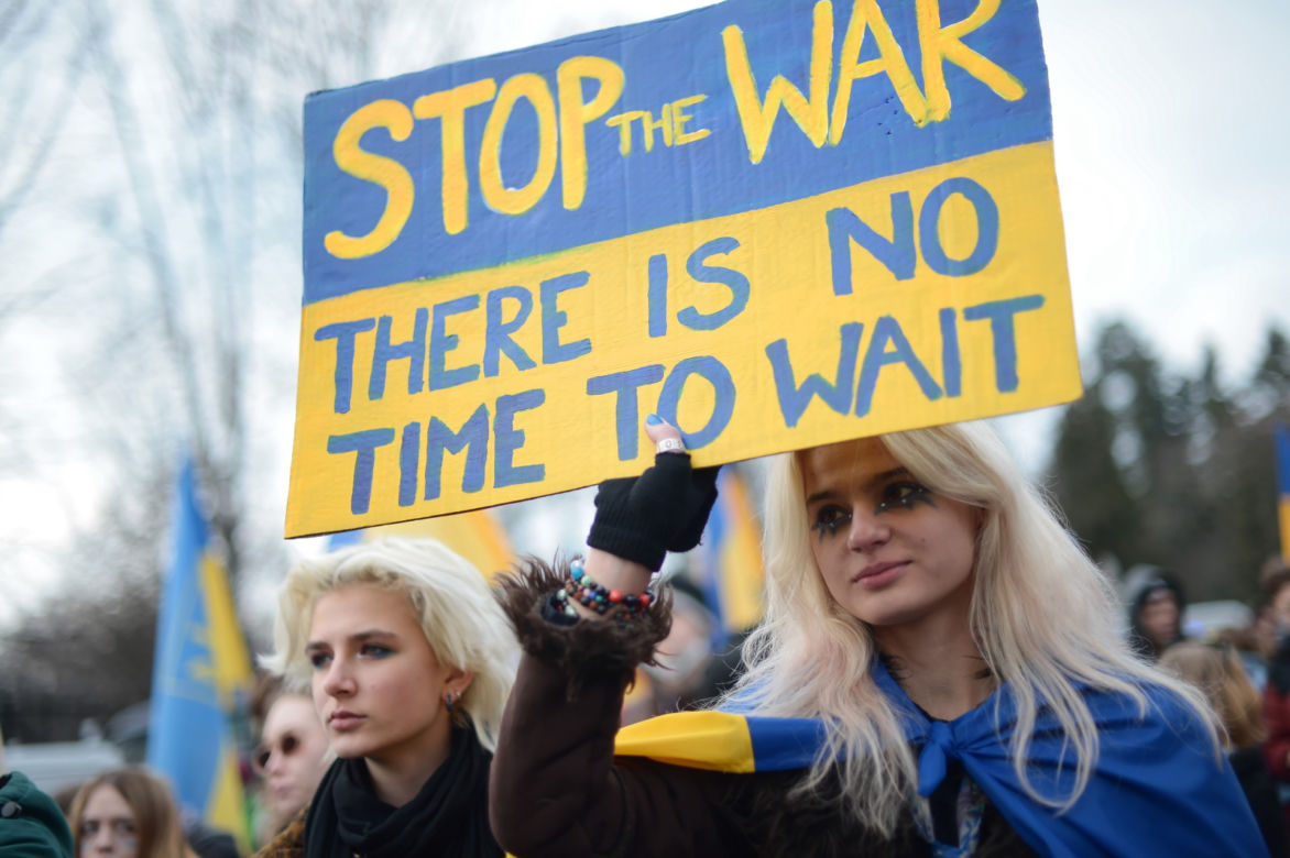 Warszawa solidarna z Ukrainą. Trwa manifestacja "Nigdy więcej wojny"