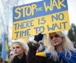 Warszawa solidarna z Ukrainą. Trwa manifestacja Nigdy więcej wojny