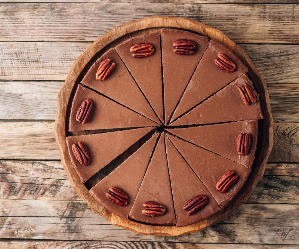 Ciasto czekoladowe z orzechami pekan. Wilgotny klasyk, który zachwyca