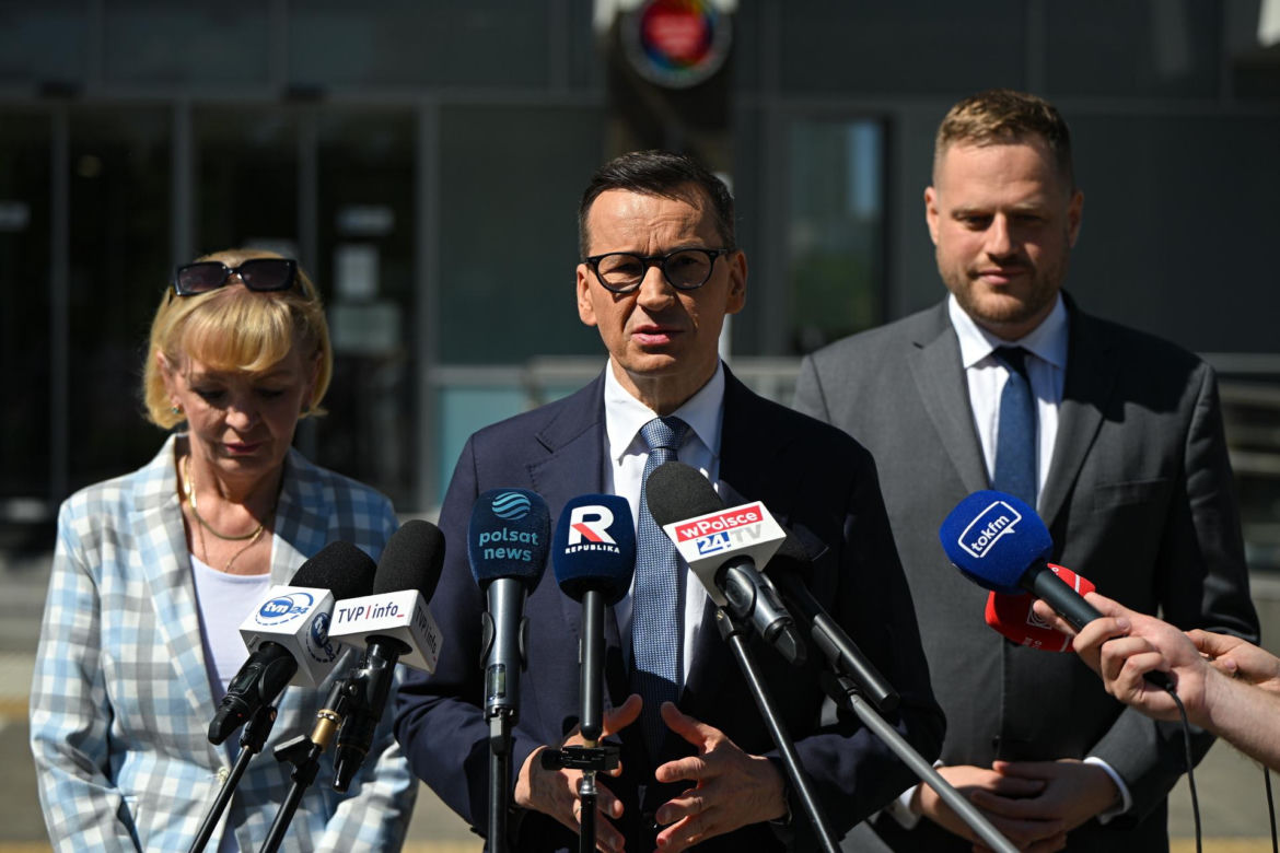 Konferencja posłów PiS przed Szpitalem Południowym z udziałem Mateusza Morawieckiego
