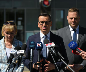 Konferencja posłów PiS przed Szpitalem Południowym z udziałem Mateusza Morawieckiego