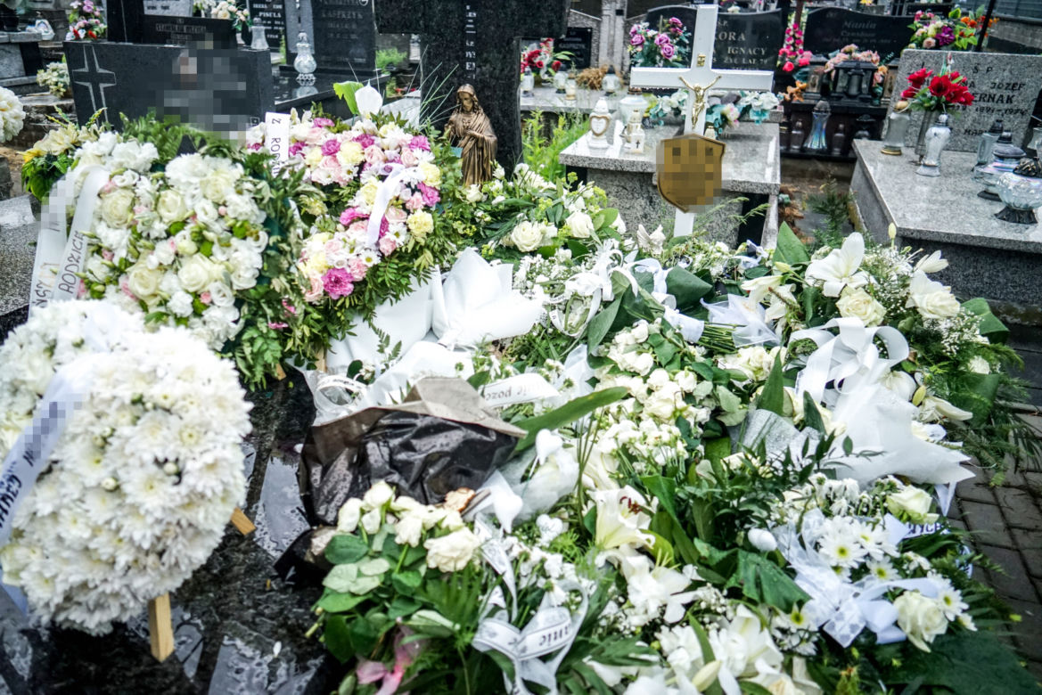 2-letnia Natalka zginęła na oczach taty. Aniołek jest już w niebie. Trumienka utonęła w białych kwiatach
