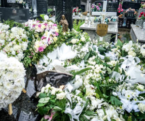 2-letnia Natalka zginęła na oczach taty. Aniołek jest już w niebie. Trumienka utonęła w białych kwiatach
