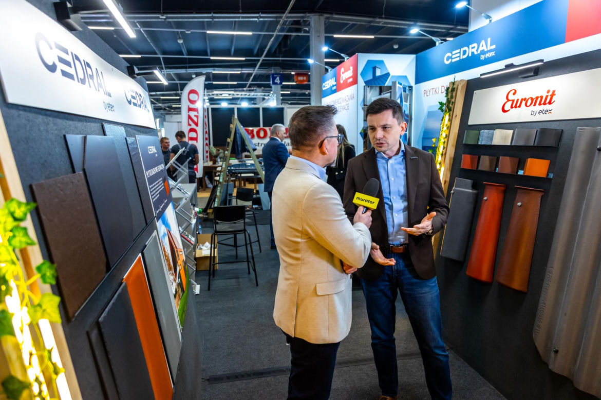 EURONIT CEDRAL - Dach Forum 2026. Łukasz Komorowski, Cedral Country Sales Manager Fibre Cement i redaktor Radosław Murat