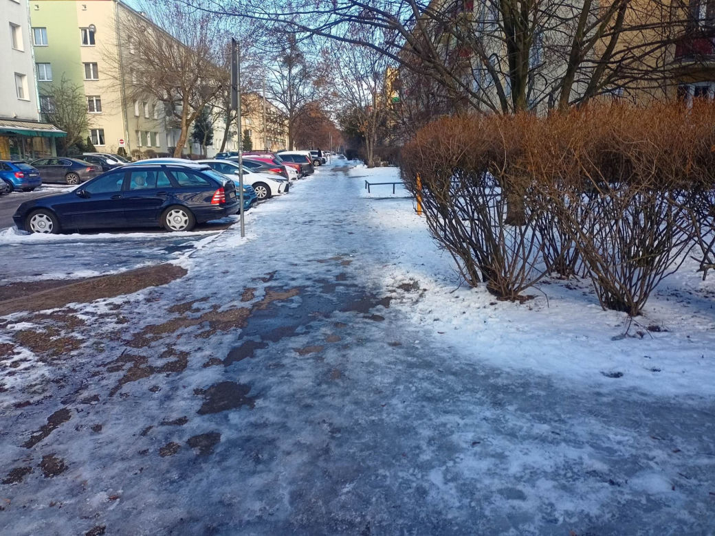 Bydgoskie chodniki jak lodowisko! Mieszkańcy są załamani. "Przecież na tym można się zabić!" [ZDJĘCIA]