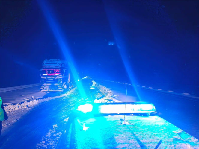 Polska sparaliżowana przez śnieg! Zamknięte drogi wojewódzkie, utrudnienia na S7 i kolei