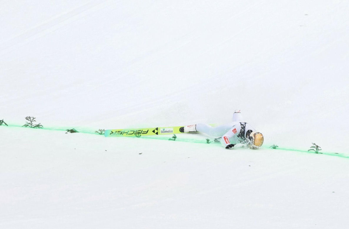 Kacper Tomasiak zaliczył dramatycznie wyglądający upadek w Vikersund