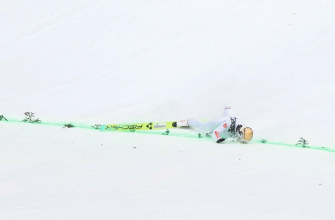 Kacper Tomasiak zaliczył dramatycznie wyglądający upadek w Vikersund