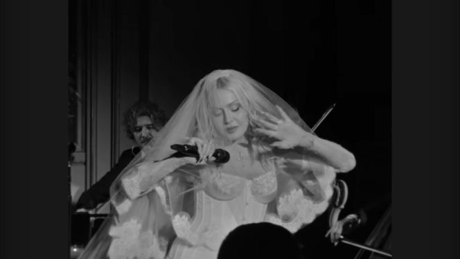 Madonna zachwyca w ślubnym wydaniu. 40 lat temu nosiła się podobnie!