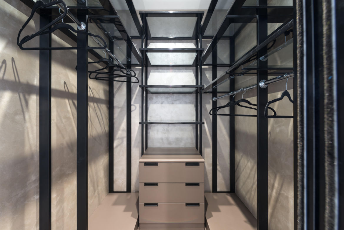 Garderoba w domu. Jak urządzić praktyczną garderobę? Inspiracje