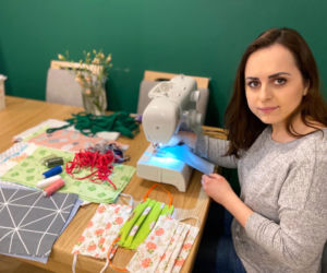 Pani Magdalena szyje maseczki dla bohaterów