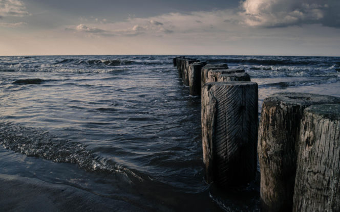 Tajemnicza substancja na plażach nad Bałtykiem. Służby zamykają wybrzeże i wydają pilny alert