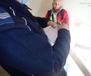 Śląskie: W komunikacji miejskiej i sklepach coraz więcej policyjnych patrol. Rośnie liczba mandatów za brak maseczki