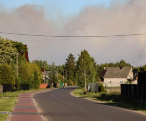 Wielki pożar pod Warszawą. Strażacy walczą z żywiołem