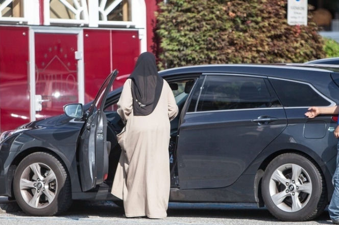 Arabska kobieta za kierownicą auta