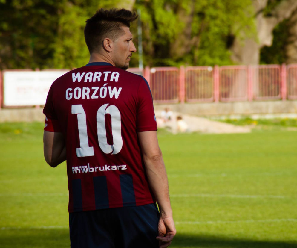 Paweł Posmyk kolejny sezon zagra w bordowo-granatowych barwach