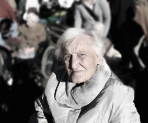 Bliska osoba ma demencję? Bezpłatna infolinia Helpline to ratunek dla całej rodziny