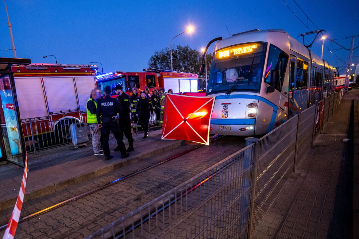 Kibic wpadł pod tramwaj