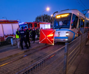 Kibic wpadł pod tramwaj