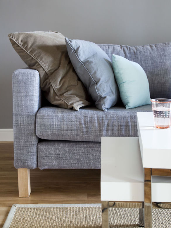 Szara sofa z poduszkami
