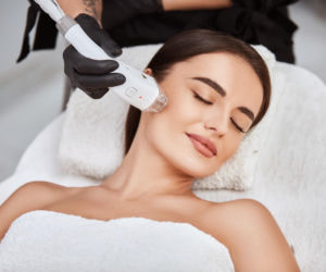 To nie jest zwykły laser. Ten zabieg rozbija przebarwienia i naczynka, dając efekt jednolitej cery na lata