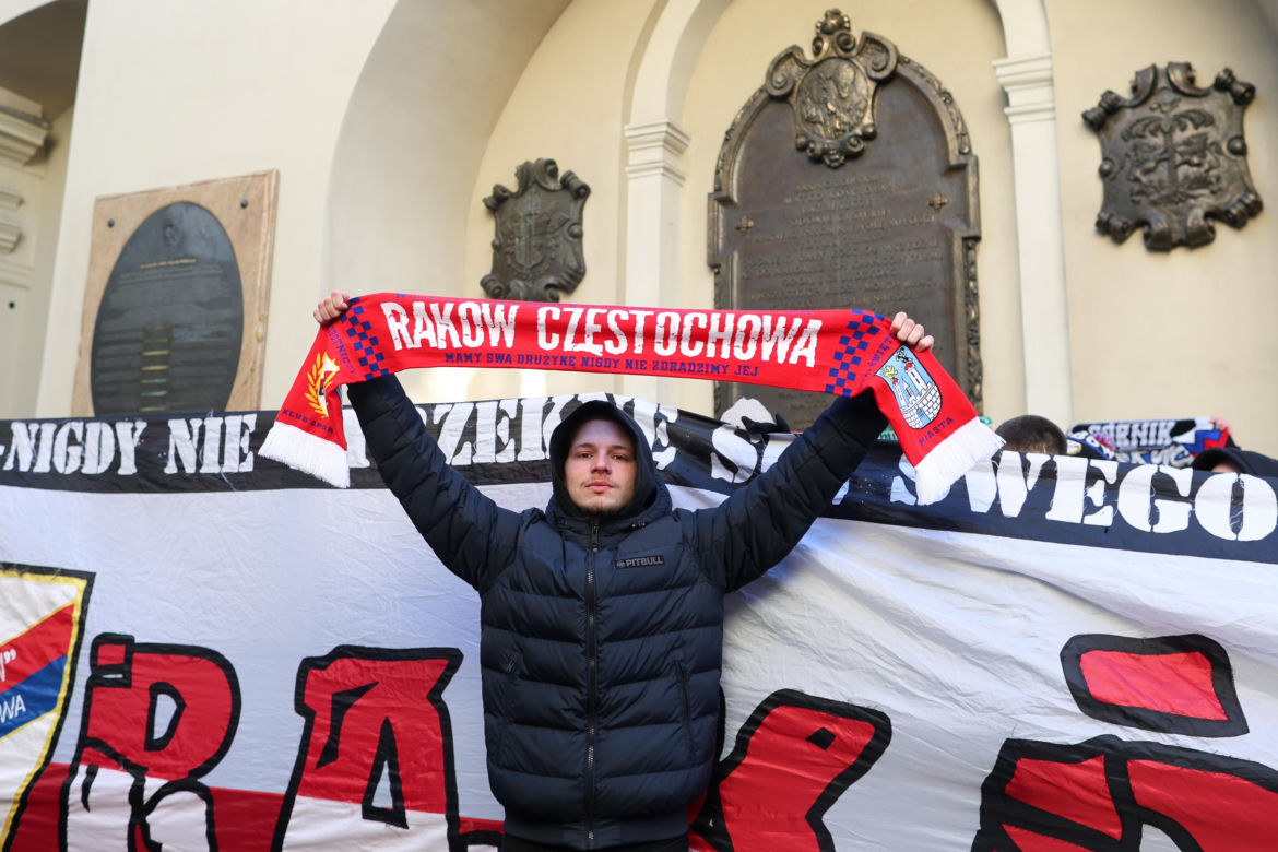 Prezydent na Jasnej Górze wśród kibiców. Podziękował za obronę  hasła „Bóg, Honor, Ojczyzna”